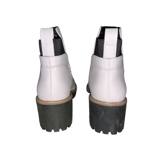 DV by Dolce Vita 🆕 Rielle Lug Wedge Bootie White - Picture 2 of 8